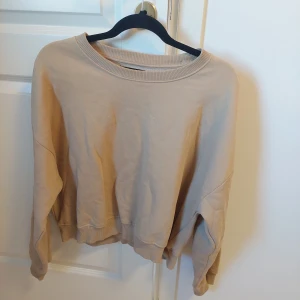 Topp - Beige topp långärmad från lager 157, skönt material, är storlek L/XL men är mer som oversized M eller L