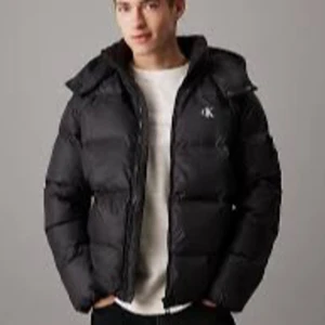 En Calvin Klein vinterjacka  - Hej jag vill sälja denna jackan för 2000 kronor för att ja köpte fel storlek 
