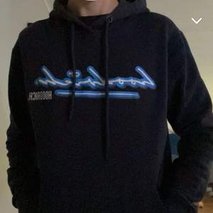 Säljer nu min fetaste hoodie från hoodrich. Helt felfri, inget slitage eller sånt. Modellen är 178. Ficka vid armen. Skriv vid minsta lilla fundering! 