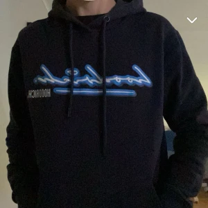 HOODRICH hoodie - Säljer nu min fetaste hoodie från hoodrich. Helt felfri, inget slitage eller sånt. Modellen är 178. Ficka vid armen. Skriv vid minsta lilla fundering! 