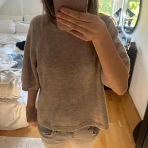 Beige stickad T-shirt  - Jätte skön och mysig stickad T-shirt från Lager 157💗Är i xs men passar s