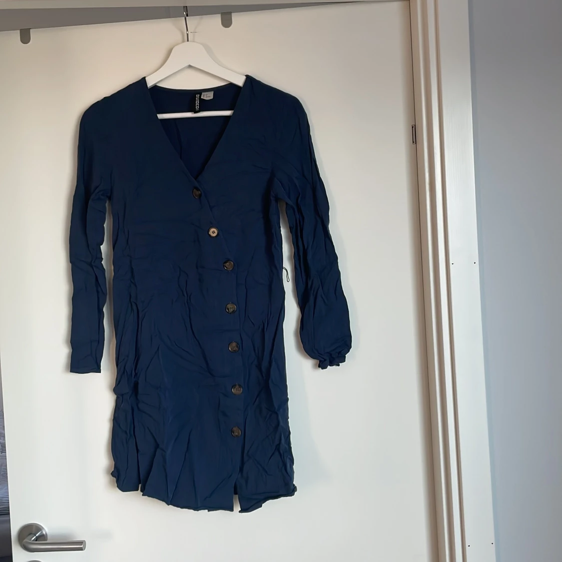 Marinblå klänning med knappar! 