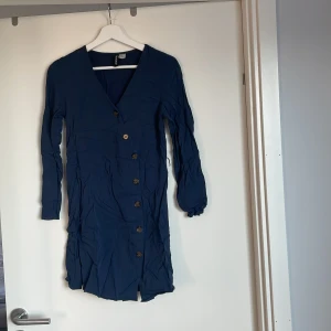 Marinblå klänning med knappar!  - Marinblå klänning med knappar som kan knäppas upp. Nyansen är enl bild 1, bild 2 stämmer inte i nyans❤️  Från Hm (divided)  Stl 36!   Superfint skick❤️ Skrynklig på bild men kan strykas fin! 