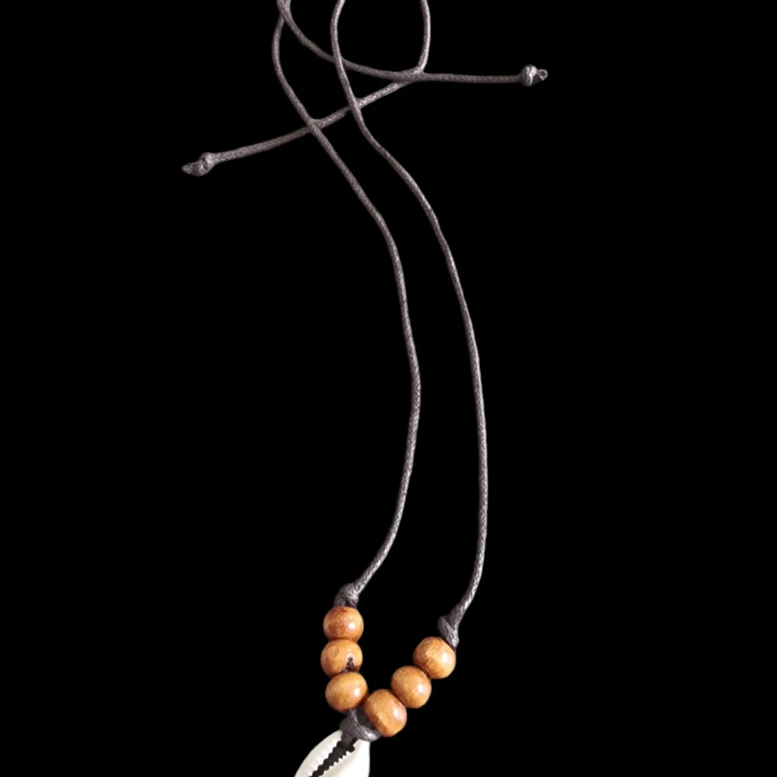 Halsband med snäcka och träpärlor - 90