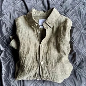 Linneskjorta bläck - Riktigt snygg skjorta från bläck i grön färg. Den ser en aning skrynklig ut på bild två men den är väldigt bra skick och använd endast ett fåtal gånger.