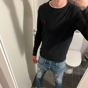 Ralph Lauren tröja  - Säljer denna tunna Ralph Lauren tröja då den inte kommer till användning. Skick: 8.5/10 Modellen på bilden är 183cm lång och väger 64kg. Hör av dig vid minsta fundering. 