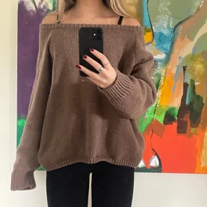 Brun stickad tröja  - Jättemysig brun stickad tröja me offshoulder! Minns ej vart jag köpte därav priset. Är 163 lång ❤️❤️ 
