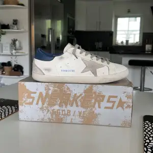 Säljer dessa feta golden goose skor i storlek 43. De är i riktigt bra skick och de kommer med orginalkartong samt allt tillbehör. Nypris 5000. Hör av dig om du är intresserad.