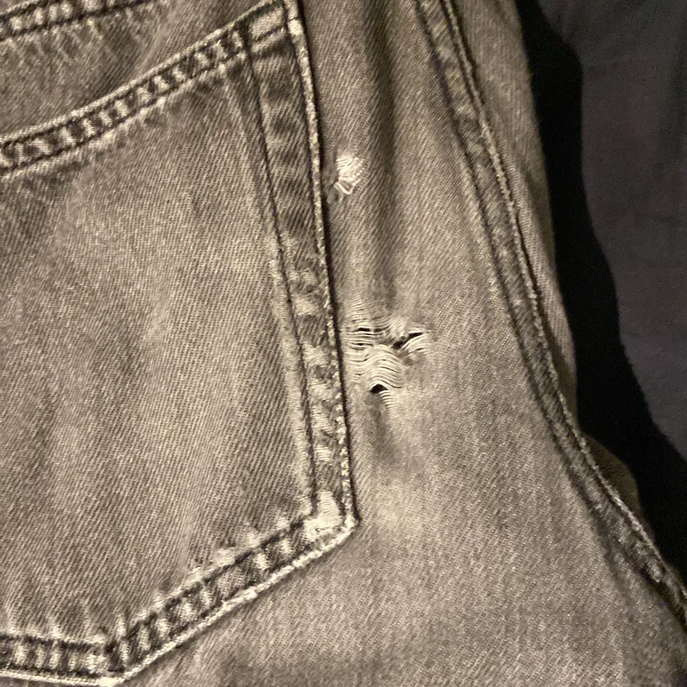 Tja! Säljer ett par vailent jeans i storlek xs skicket är 6,5/10 det finns ett hål vid röven men för vissa kan det tyckas vara lite sexigt, priset är ej hugget i sten. Jeans & Byxor.