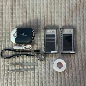 Franskit - Franskit,beställdes i hopp om att lära sig göra fransförläggning men blev aldrig av. Allt är oanvänt och orört! Fransarna är i D curl i storlekarna 8-13mm och 10-15mm. Fransarna kostade kring 300 nya och resterande beställdes för ca. 300-400kr 💕 