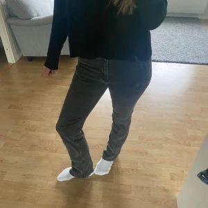 Jeans  - Grå lågmidjade bootcut jeans från hm. Storlek 38.