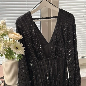 Svart kläning  - Svart kläning från bikbok, jätte fin me simmer. 