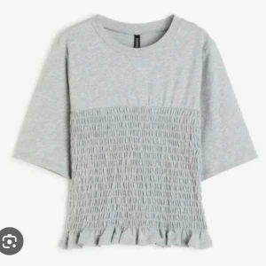 Grå topp med smock - Säljer denna gråa topp i bra skick 