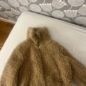 Teddy jacka - Säljer min teddyjacka då jag köpt en ny men super mysig nu till hösten
