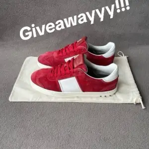 Valentino fly crew giveaway!!!!🥳  Vad du behöver göra för och vinna lika annonsen följ mig och om du köper något får du 10 extra lotter🥳👏