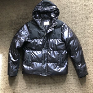 Blend Vinter jacka - Säljer nu denna extremt snygga vinter jacka ifrån blend. Inköpt sent förra vinter för ny pris, knappt använd och inga som helst defekter därav skick: 9,5/10. Nypris 1179kr. Storleken är L men passar mig perfekt som har M/S därav liten i storlek. 