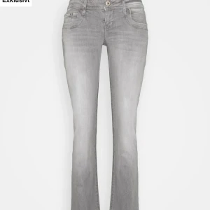 Ltb jeans - Säljer dessa gråa Ltb jeans i storlek 28/34!! Nypris 950kr och slutsålda överallt!! , Hör av er vid frågor 💕💕💕💕💕