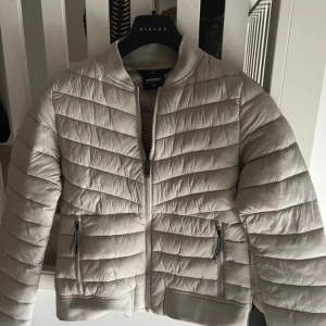 Höstjacka - Jättefin jacka från Everest, varsamt använd med inga slitningar. Säljer för att den är för liten för mig💞