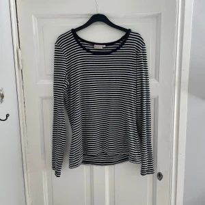 Randig tröja - Fin randig tröja! Strl L men passar S-L. 