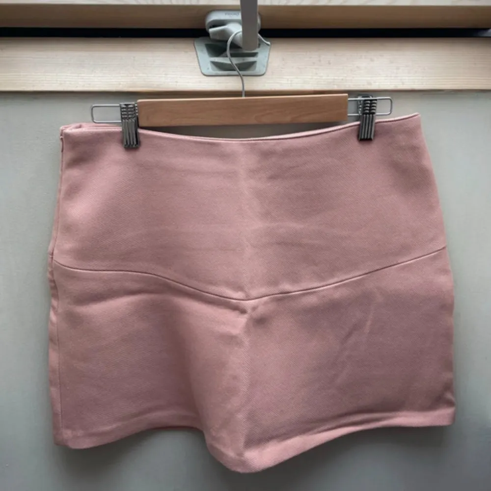 Ljusrosa mini skirt perfekt att pumpa upp sin outfit med 😍💗💗💗. Kjolar.