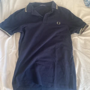 Fred perry Piké - Säljer nu denhär asfeta Fred Perry pikéen i storlek S, köpt på NK för ca 1 år sedan, perfekt till festen, golfbanan eller fotbollsmatchen! Asfet colorway med fräscha detaljer💯 Nyskick använd ett fåtal gånger. Vid frågor eller funderingar skriv!// Don