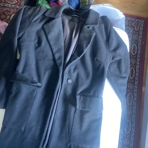 Höstkappa - Medellång kappa. Slutar vid knäna. Storlek S.