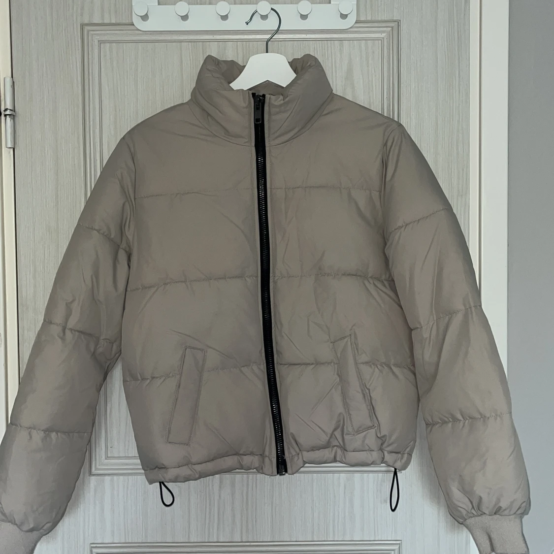 Beige pufferjacka från Object