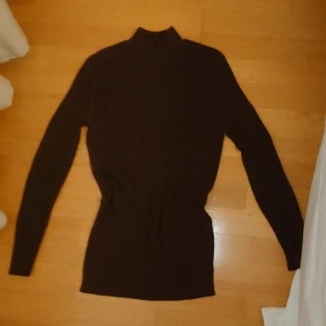 Lila polotröja ullblandning  - Mörklila ribbad polotröja. Fint sick. Svårt ovh få rätt färg på bild, men den är en fin mörklila färg. 