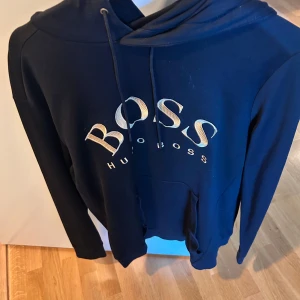 Hugo boss hoodie guld - Köpt på NK för några år sedan inte speciellt använd 