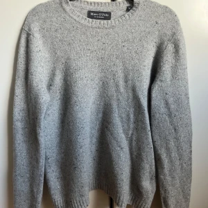 Marc O’Polo tröja - Säljer nu min goa tröja från Marc O’Polo då den e liten på mig. Passar någon bäst som e ca 175 cm och väger ca 64kg. Stickad tröja med 100% ull, nypris 1500kr. Storlek M men sitter som S