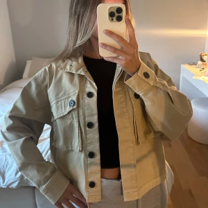 Trenchcoat jacka - Superfin jacka! Jättebra skick och sparsamt använd. 