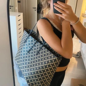 Mönstrad shoppingväska i syntet - Säljer min sjukt fina Malene Birger weekendbag/handväska! Väskan är rymlig och perfekt för en dag på stan eller när du behöver bära med dig mycket grejer. Den är i fint skick, har lagt in bilder på ställen där den är liiiiiite sliten💕💕💕