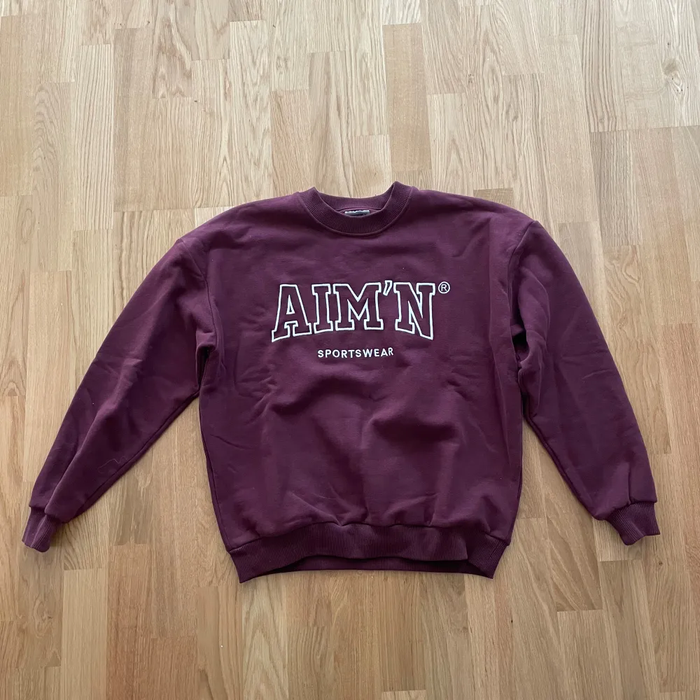 Vinröd sweatshirt från Aim’n i storlek XS. Mycket fint skick, endast använd fåtal gånger! . Sportswear.