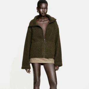 Teddy Jacka HM - Säljer nu denna teddyjacka ifrån Hm i en grön färg i storlek S. Helt oandvänd med alla lappar kvar 💘