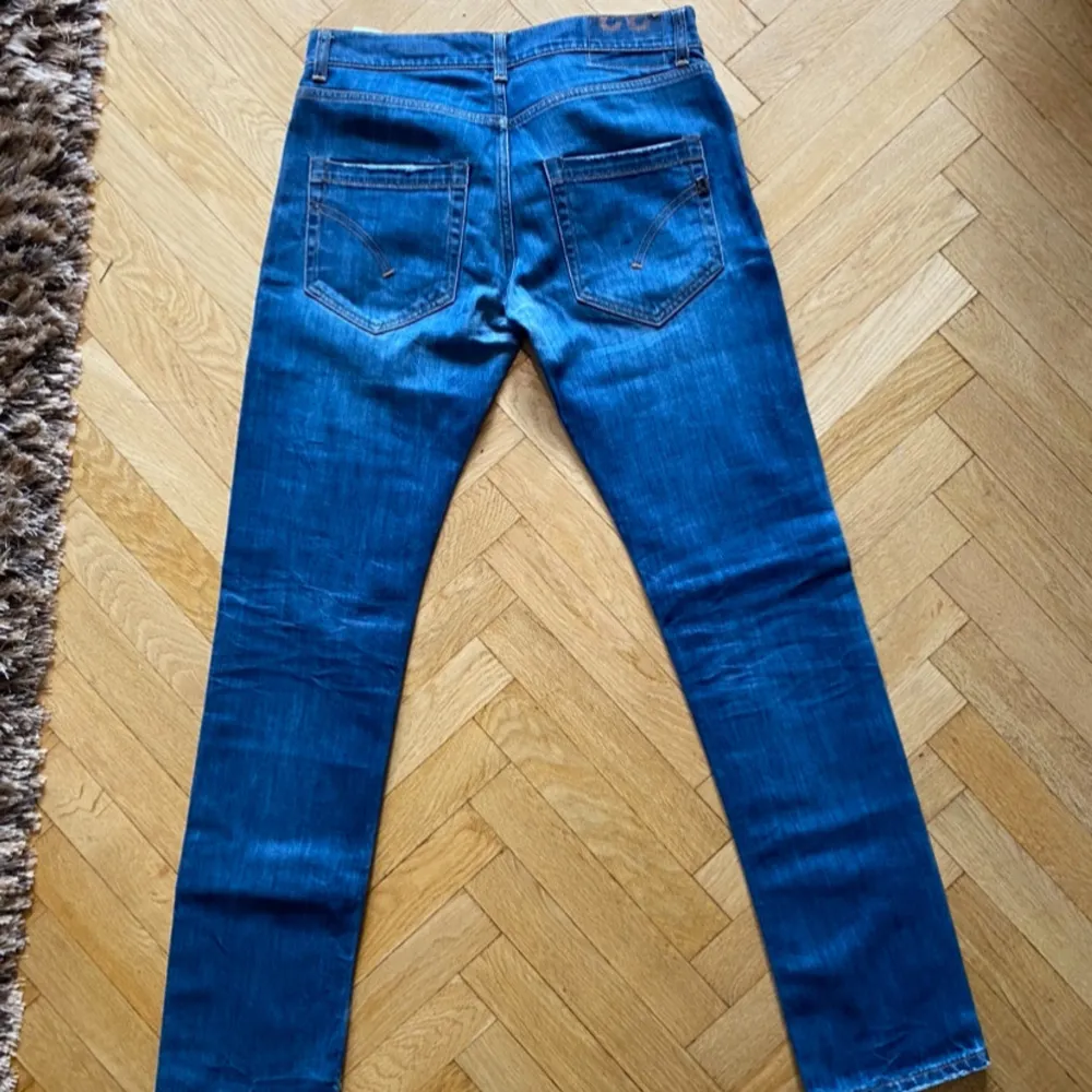 Säljer nu dessa sjukt snygga jeans från  Dondup! Passformen är slim, storlek 33. Nypris är ca 4000, pris kan diskuteras. Hör av er vid funderingar!. Jeans & Byxor.