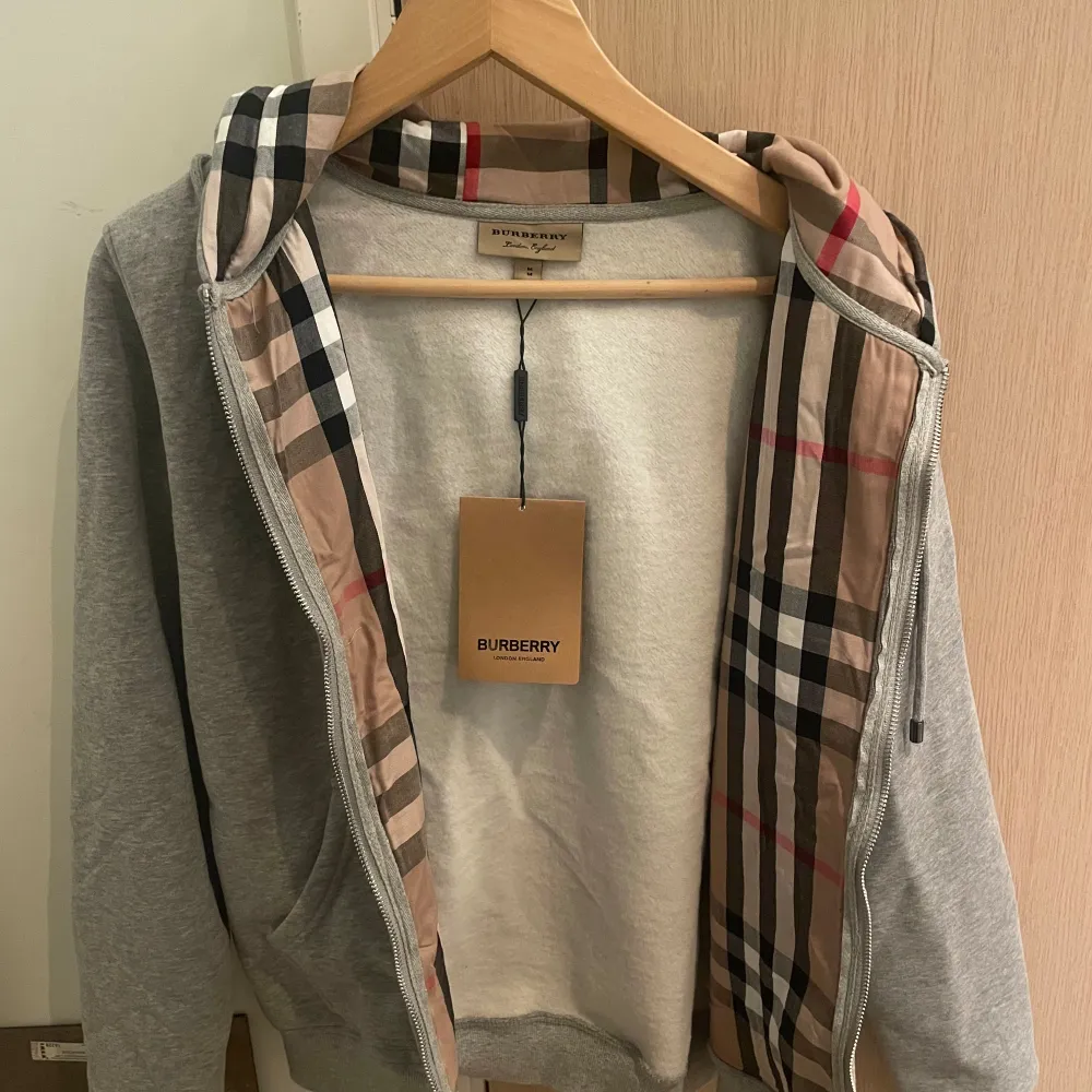 Burberry hoodie 1 till 1 Storlek M passar som S. Priset är billigt eftersom jag inte kan garantera att den är äkta. Priset kan diskuteras!. Hoodies.