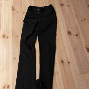 Svarta kostymbyxor från bikbok  - Svarta fina kostymbyxor 