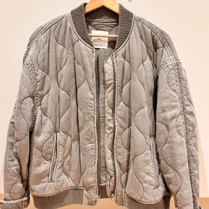 Jacka  - Jacka från mango som är i storlek XL men passar oversized på de som har storlek XS, S, M 