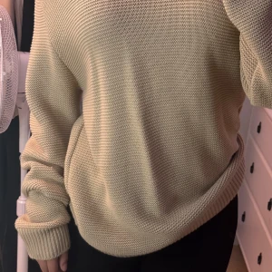 MissyEmpire beige knitted tröja - Jättefin beige knitted tröja från brittiska märket MissyEmpire. Aldrig använd innan. Däremot är den jättebra för vinter.