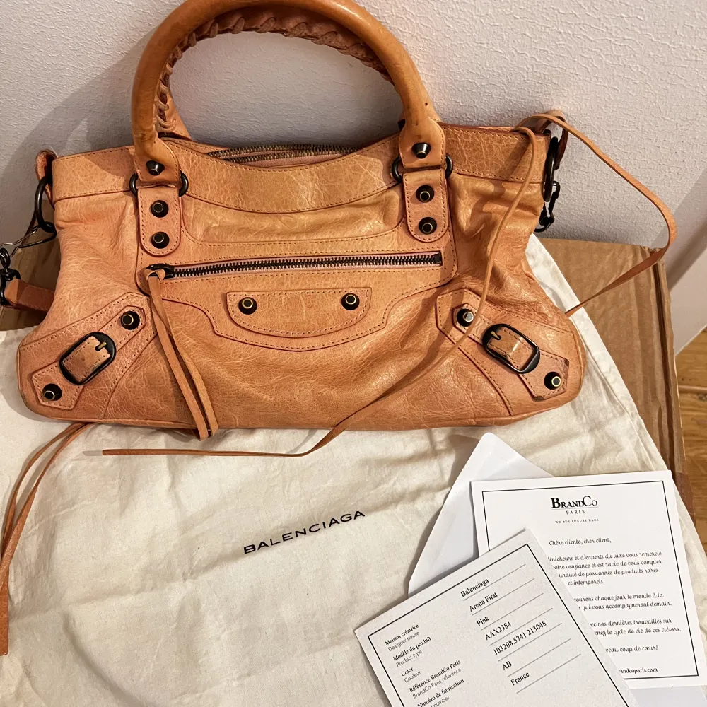 ”First leather” modellen i rosa färg. Får plats med tre bilder, skriv till mig för att få fler bilder. Köpt den på miinto för några år sedan och då fick jag med ett äkthetsbevis+dustbag. Väskan är mer rosa irl.💗byter gärna mot en i annan färg. . Väskor.