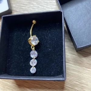 Navel piercing  - Säljer denna helt ny köpta och oanvända navel piercingen från glitter i kirurgiskt stål då jag är silver tjej men fick en guld 💕