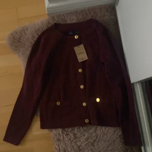 Vinröd kofta  - Super fin vinröd kofta från Stockh lm i storlek s, jätte bra skick, köpt från sellpy men var för kort i armarna , hör av dig om du har frågor 💕