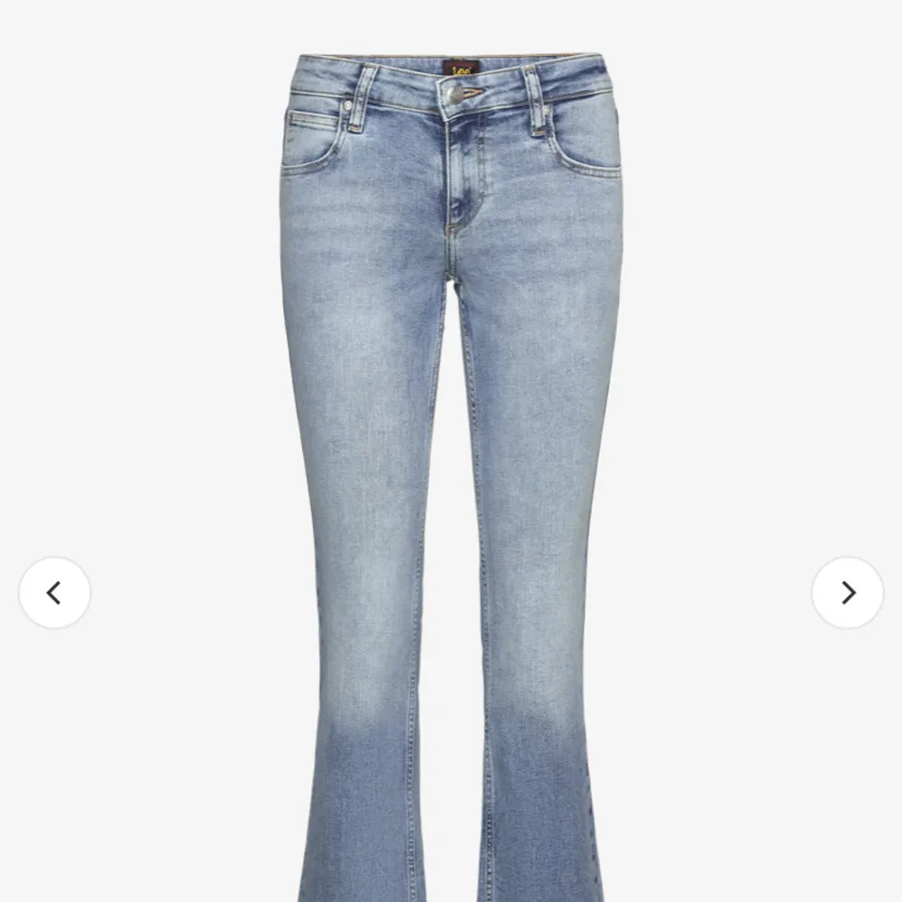 Lågmidjade Lee jeans, väldigt gamla, uttöjda i midjan så jag skulle rekommendera att man har S/M i storlek . Jeans & Byxor.