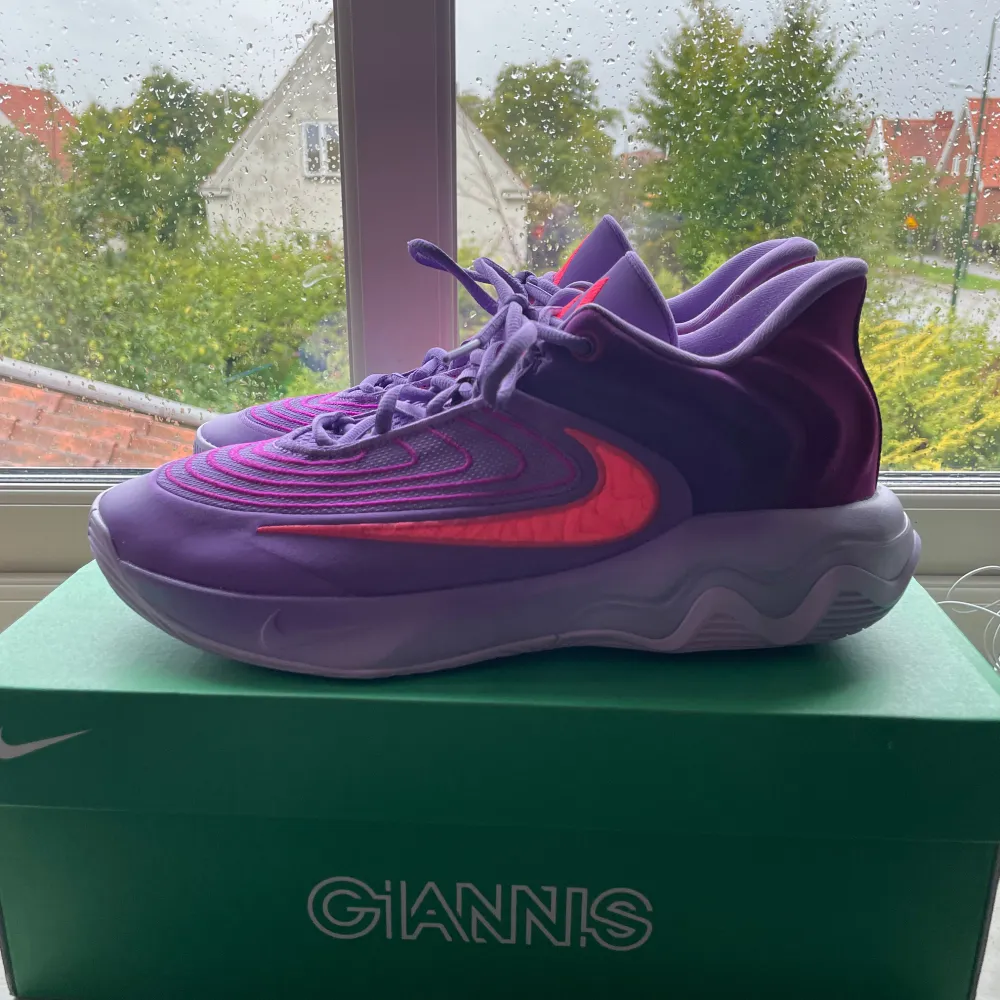 Säljer dessa supersnygga basketskor! Giannis immortality 4 i färgen black rasberry.  Helt nya och oanvända, slutsåld på Nike. . Skor.