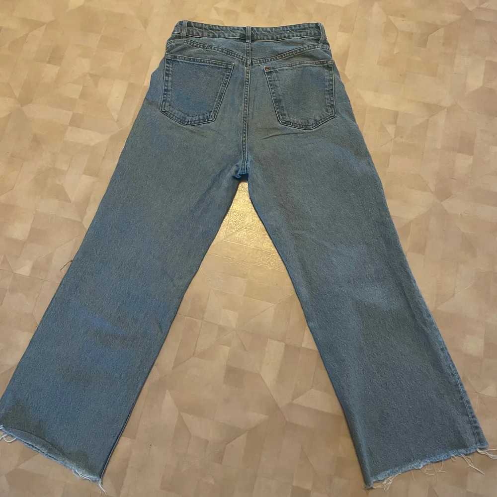 Jättefina jeans i modell Wide High waist. Köpte från Hm för ca 2 år sedan men knappt använda💗 Inköpspris ca 400 kr, men pris går såklart att diskutera🥰 Säljer pga inte min stil längre.. Jeans & Byxor.