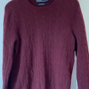 Ralph Lauren Kashmir tröja - Säljer nu denna fina, exklusiva Ralph Lauren kabelstickade tröja Nypris på denna är 7295kr som ni kan se på bild 3 Storlek M Bra skick, ett litet hål längst fram som är lätt att laga!