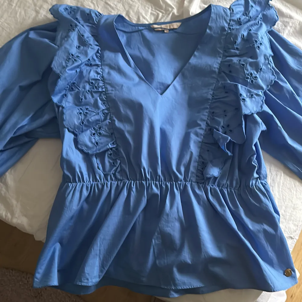Så fin blå blus som är oanvänd❤️ Nypris 300kr❤️. Puserot.