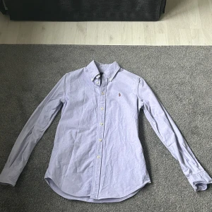 Ralph lauren skjorta  - Storlek s custom fit, 10/10 skick, färgen är rosa men skulle säga att den är mer ljusblå aktig. Pris kan diskuteras 