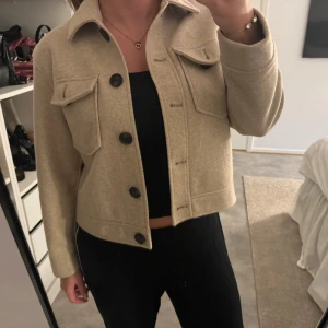 Kappa  - En snygg kappa perfekt nu till hösten, då den är lite tjockare. Använt endast 2 gånger, så den är i väldigt bra skick.🤍