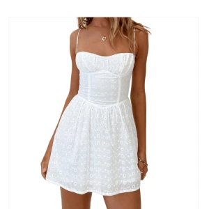 studentklänning  - säljer de som jag hade tänkt skulle vara min studentklänning men hitta en annan. Aldrig använd bara testad💕 nypris 399